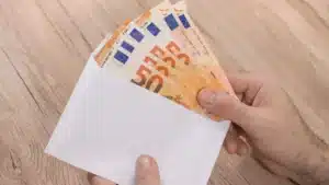 2100 € par mois : voici le nouveau plafond de revenus à ne pas dépasser pour avoir accès à ce livret défiscalisé (son taux est supérieur au livret A)