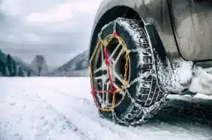 Adieu les chaines et les chaussettes : cette invention permet de rouler sur la neige en 60 secondes
