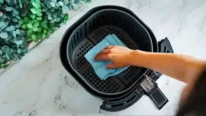 Airfryer : l’astuce de ma mère pour nettoyer votre friteuse à air pendant le repas va vous simplifier la vie