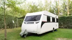 C’est confirmé : Une lourde amende pour les propriétaires de caravane qui laissent leur roulotte dans leur jardin