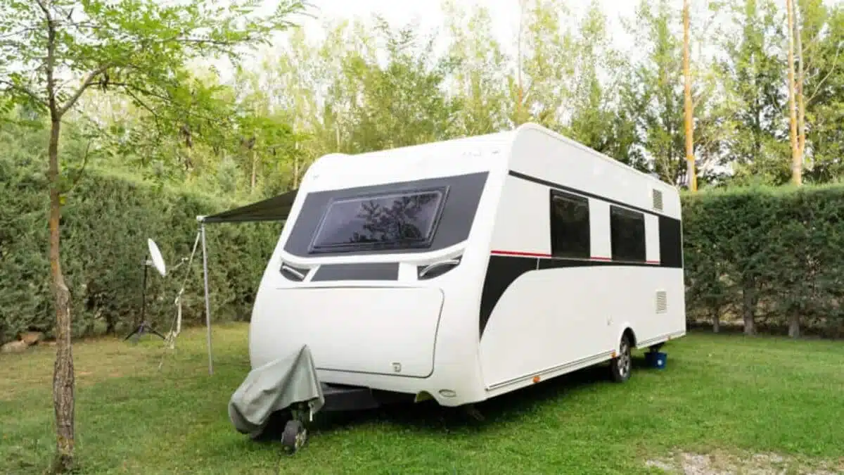 C’est confirmé : Une lourde amende pour les propriétaires de caravane qui laissent leur roulotte dans leur jardin
