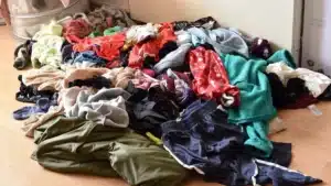 Depuis le 1ᵉʳ janvier, jeter des vêtements à la poubelle est interdit : voici où les déposer ou les jeter sans risquer une amende