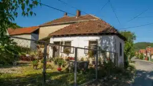 « Ils ont mis le compteur EDF à leur nom » : Ils squattent la maison de retraités pendant les travaux et la mettent en location