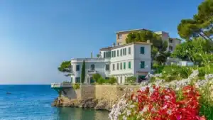 Ils réservent une villa à 5 880 euros pour passer les vacances : le propriétaire annonce qu’elle est squattée juste avant leur arrivée