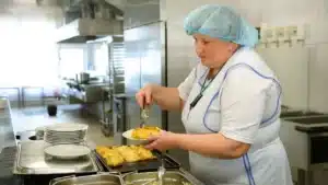 Je Suis Dame De La Cantine Voici Combien Je Gagne Par Mois