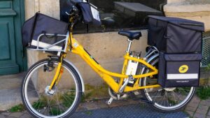 La Poste revend ses vélos électriques de facteur reconditionnés à petit prix : voici dans quels bureaux les acheter