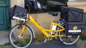 La Poste revend ses vélos électriques de facteur reconditionnés à petit prix : voici dans quels bureaux les acheter