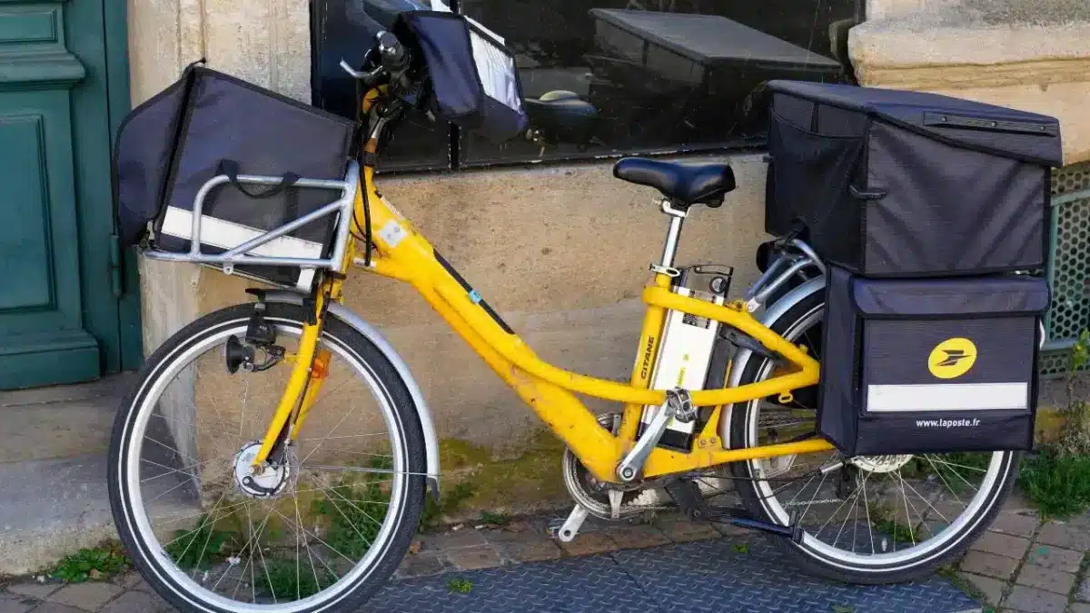 La Poste revend ses vélos électriques de facteur reconditionnés à petit prix : voici dans quels bureaux les acheter