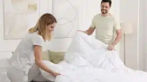 « Les draps ne doivent pas être changés tous les mois ou toutes les deux semaines » : une experte donne la fréquence exacte