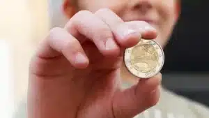 Les écoliers français ont tous cette pièce de 2 euros qui se revend aujourd’hui à prix d’or