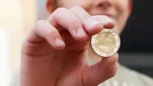Les écoliers français ont tous eu cette pièce de 2 euros qui se revend aujourd’hui à prix d’or