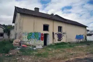 Les squatteurs de sa maison partent en vacances, la propriétaire en profite pour la vider mais risque aujourd’hui une lourde amende