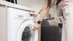 machine à laver peu de personnes connaissent cette astuce simple pour avoir un linge plus propre et plus doux