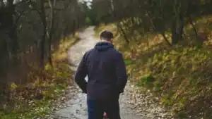 Que signifie marcher en regardant le sol, selon la psychologie ?